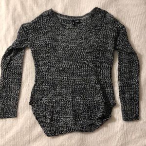 BLACK AND WHITE V-NECK SWEATER